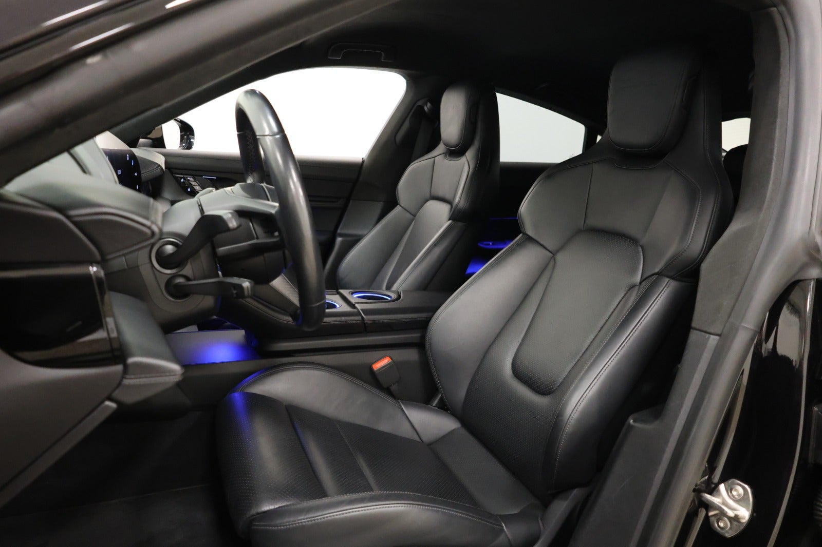 Sort Porsche Taycan Turbo fra 2020