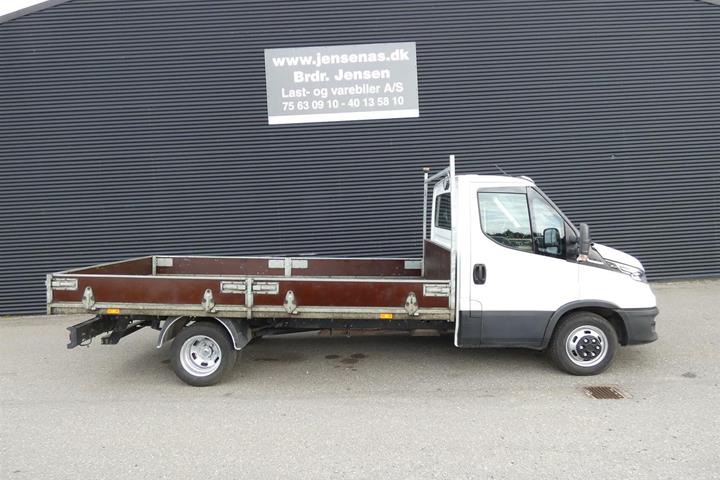 Hvid Iveco Daily fra 2023