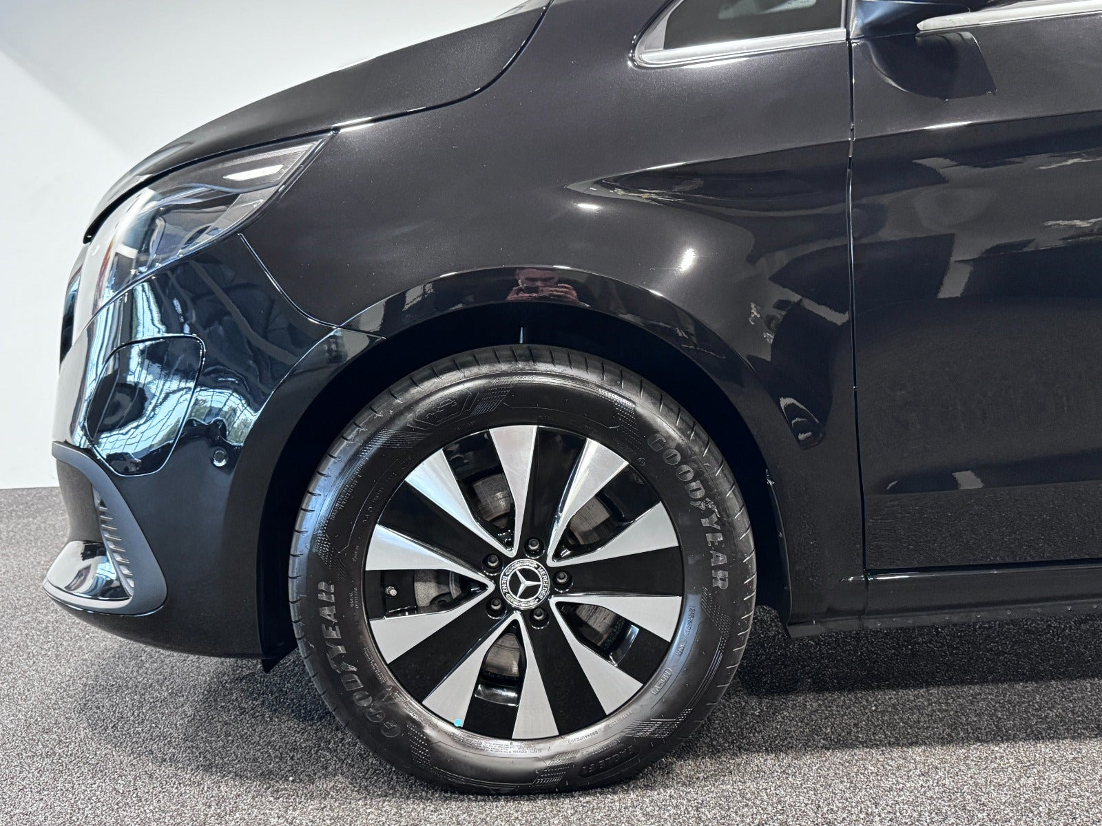 Sort Mercedes EQV300 fra 2024
