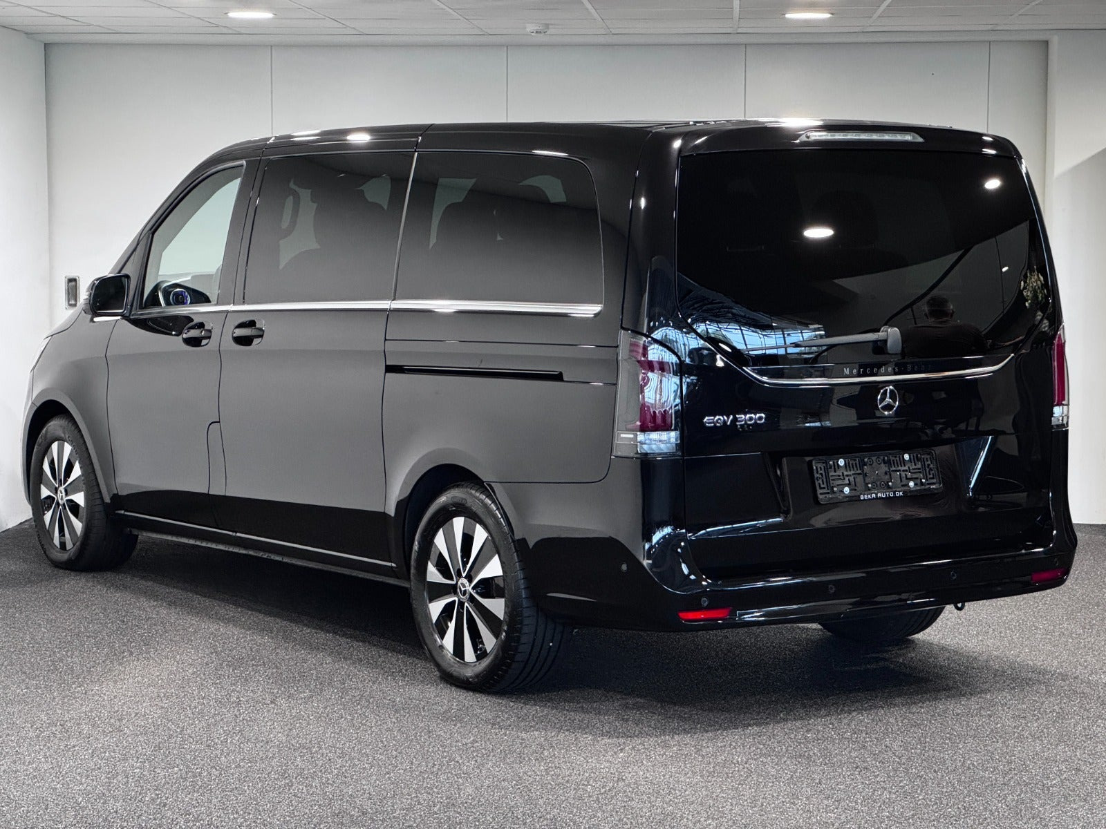 Sort Mercedes EQV300 fra 2024