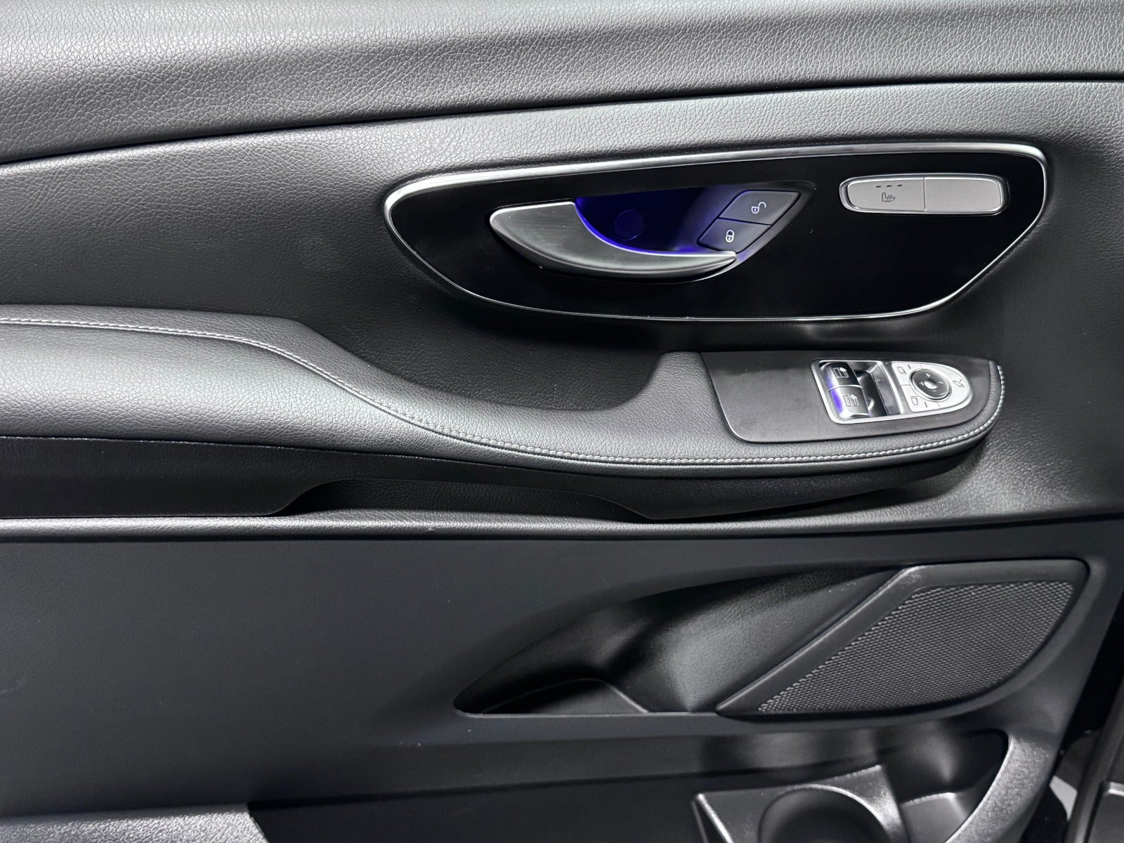 Sort Mercedes EQV300 fra 2024