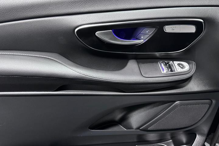 Sort Mercedes EQV300 fra 2024