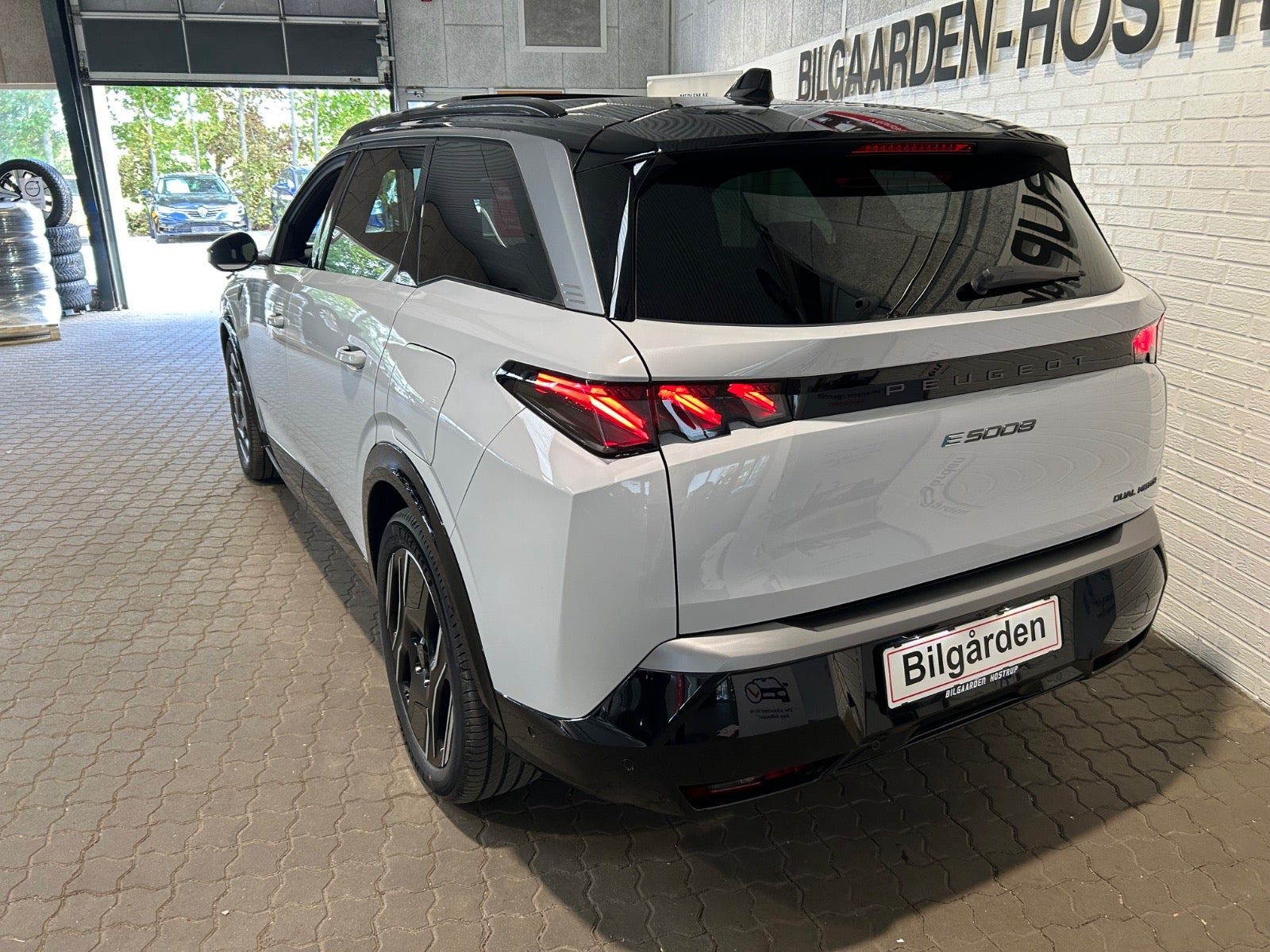 Hvid Peugeot e-5008 fra 2024