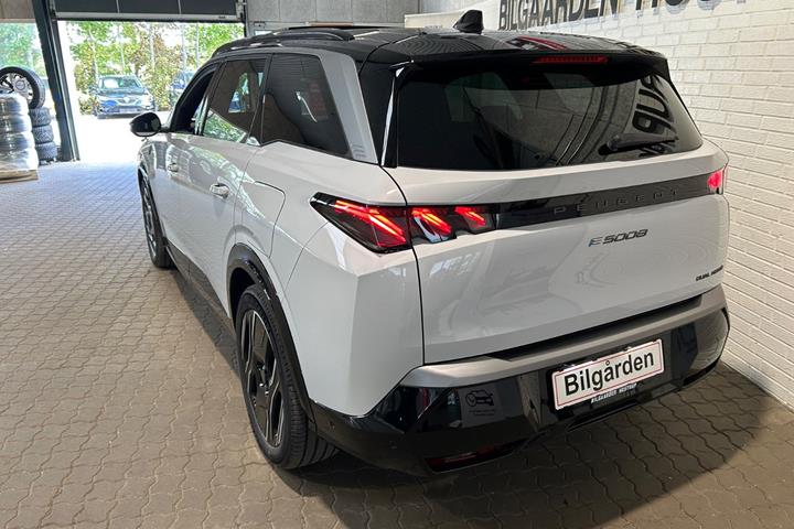 Hvid Peugeot e-5008 fra 2024