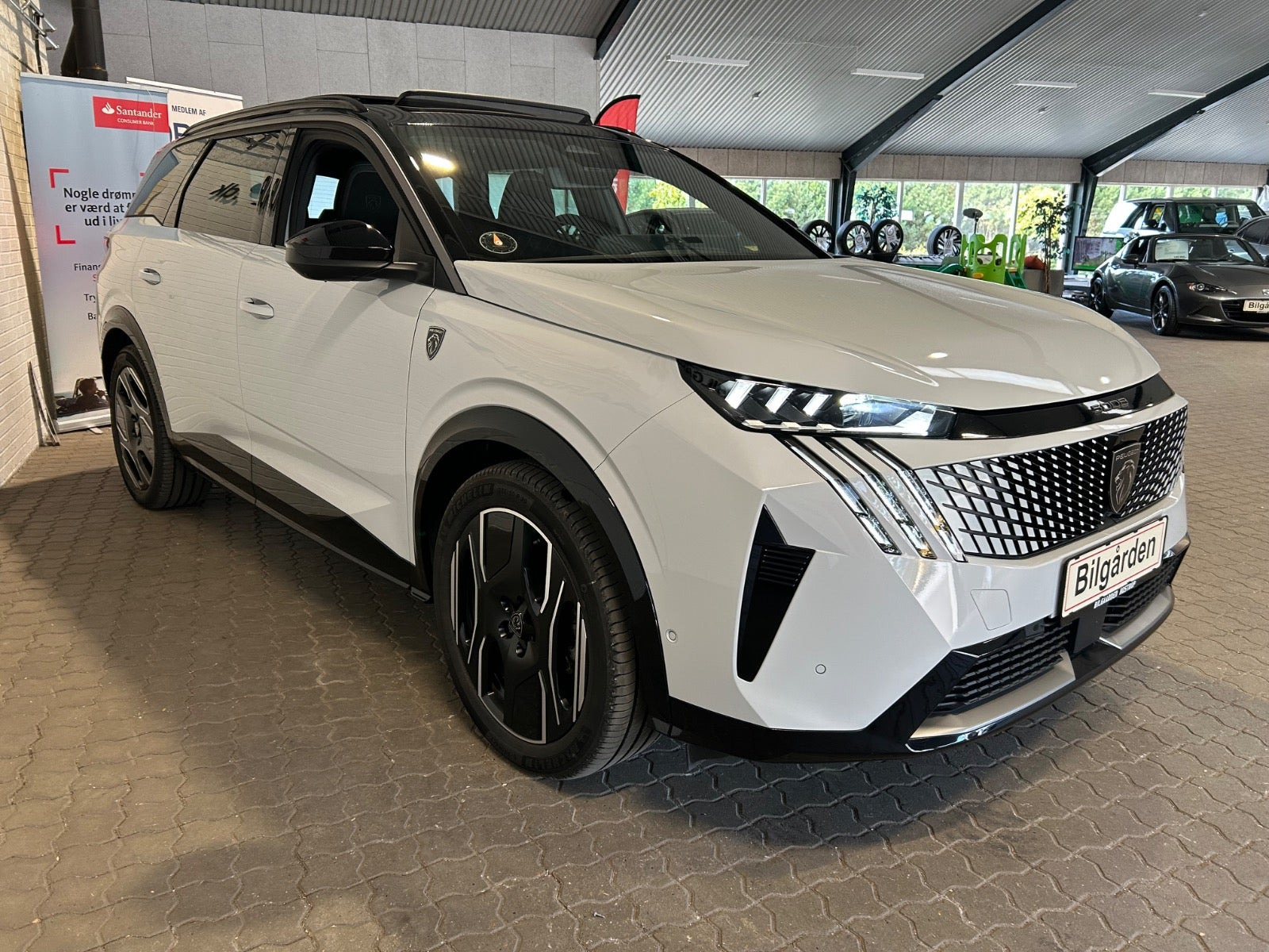 Hvid Peugeot e-5008 fra 2024