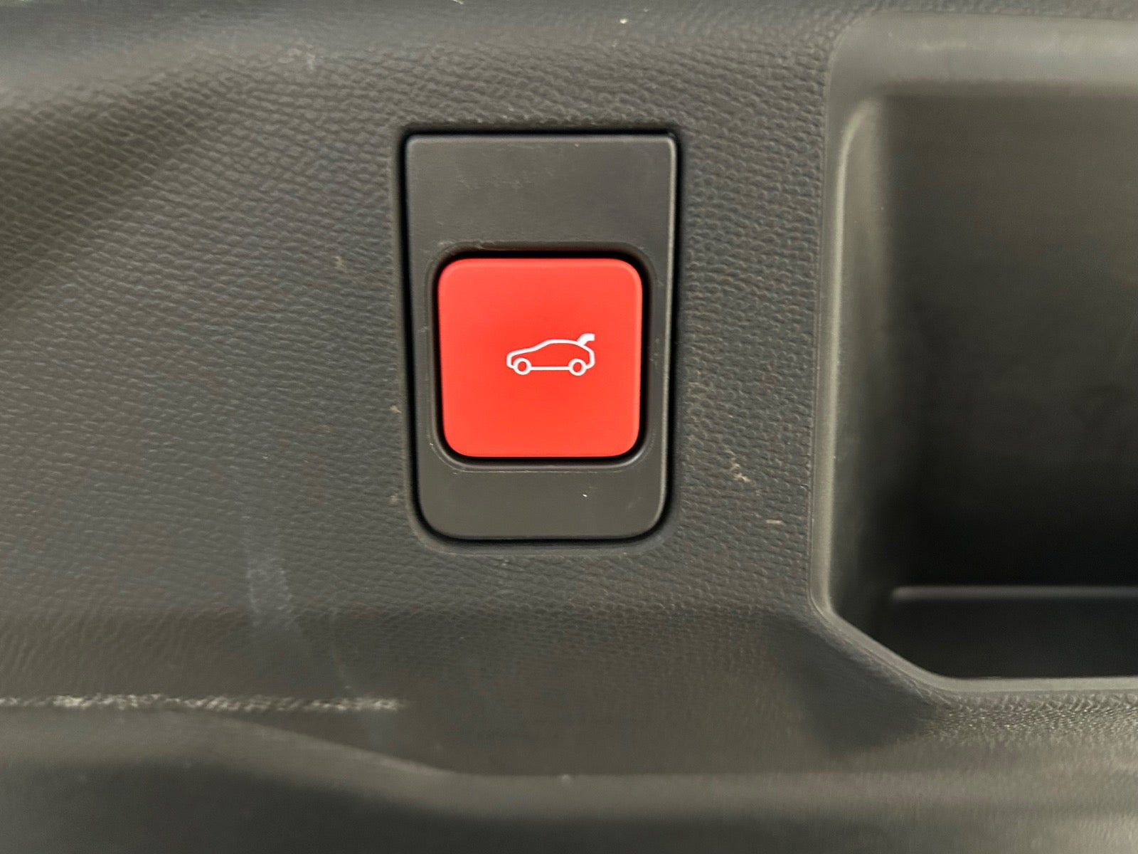 Hvid Peugeot e-5008 fra 2024