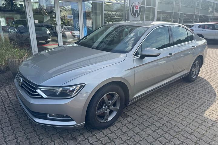 Sølv VW Passat fra 2016