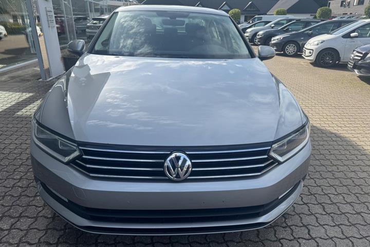 Sølv VW Passat fra 2016