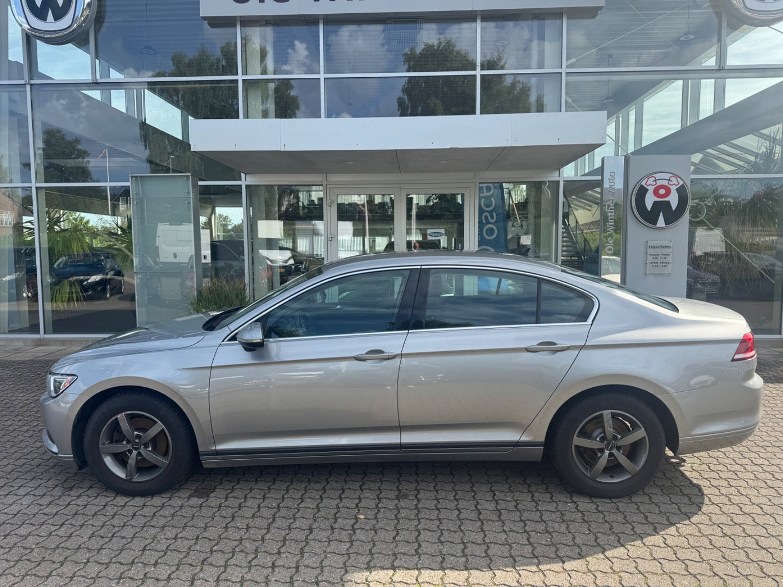 Sølv VW Passat fra 2016