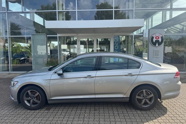 Sølv VW Passat fra 2016