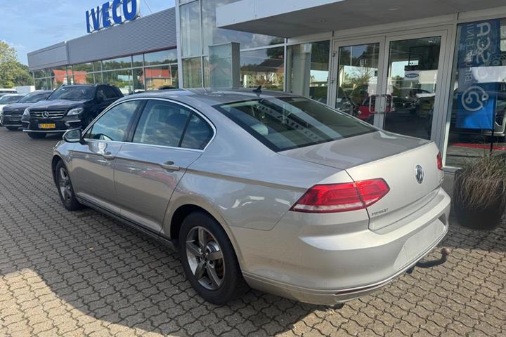 Sølv VW Passat fra 2016