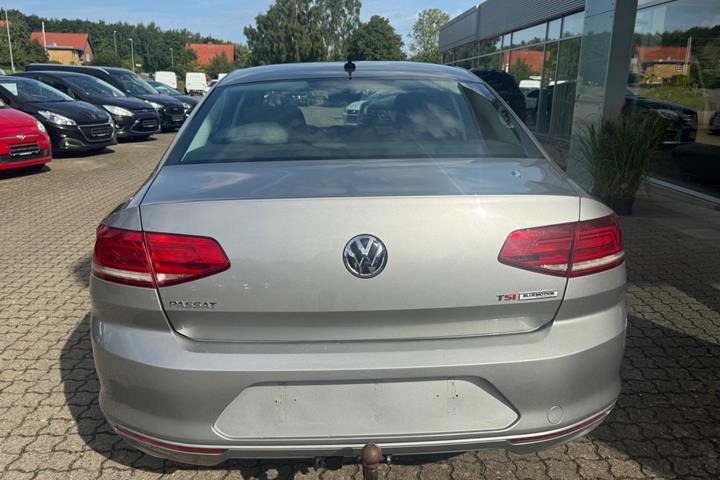 Sølv VW Passat fra 2016
