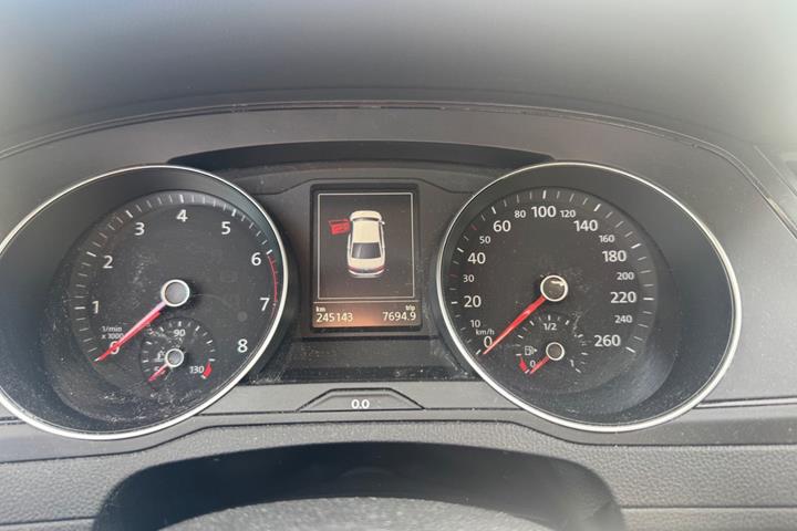 Sølv VW Passat fra 2016