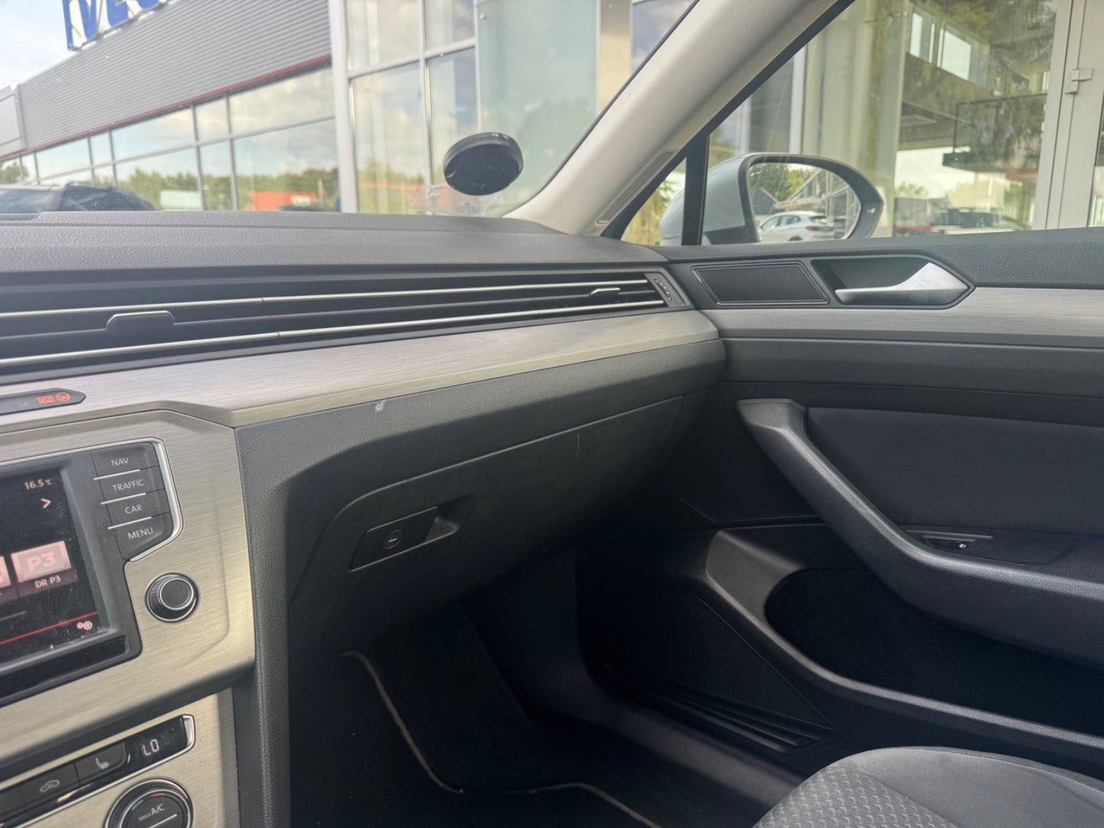 Sølv VW Passat fra 2016