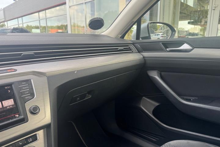 Sølv VW Passat fra 2016