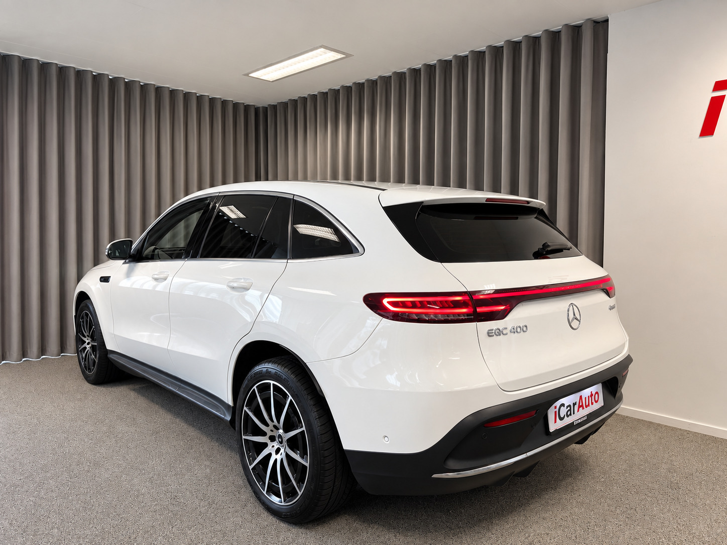 Hvid Mercedes EQC400 fra 2021