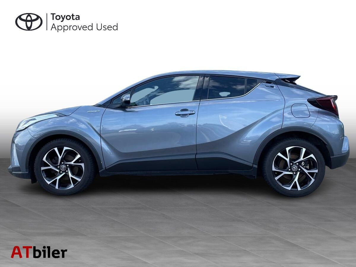 Grå Toyota C-HR fra 2022