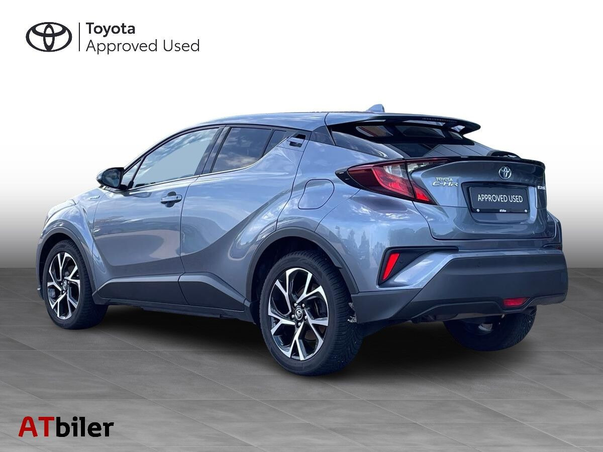Grå Toyota C-HR fra 2022