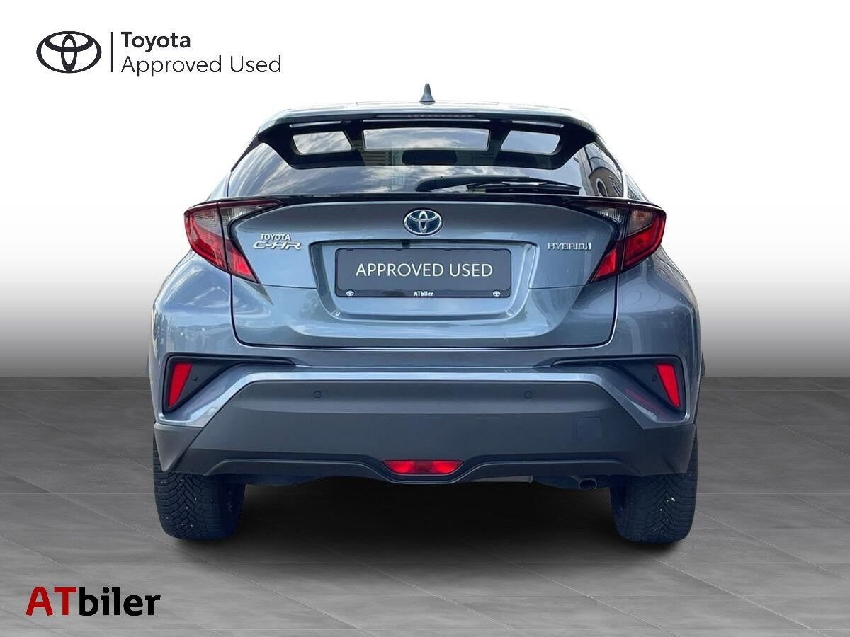Grå Toyota C-HR fra 2022