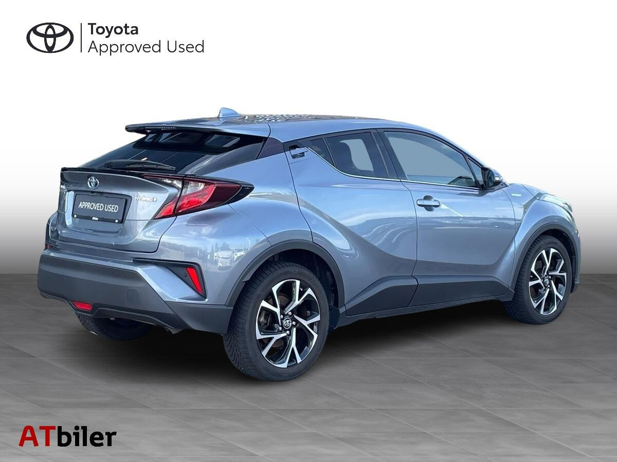 Grå Toyota C-HR fra 2022