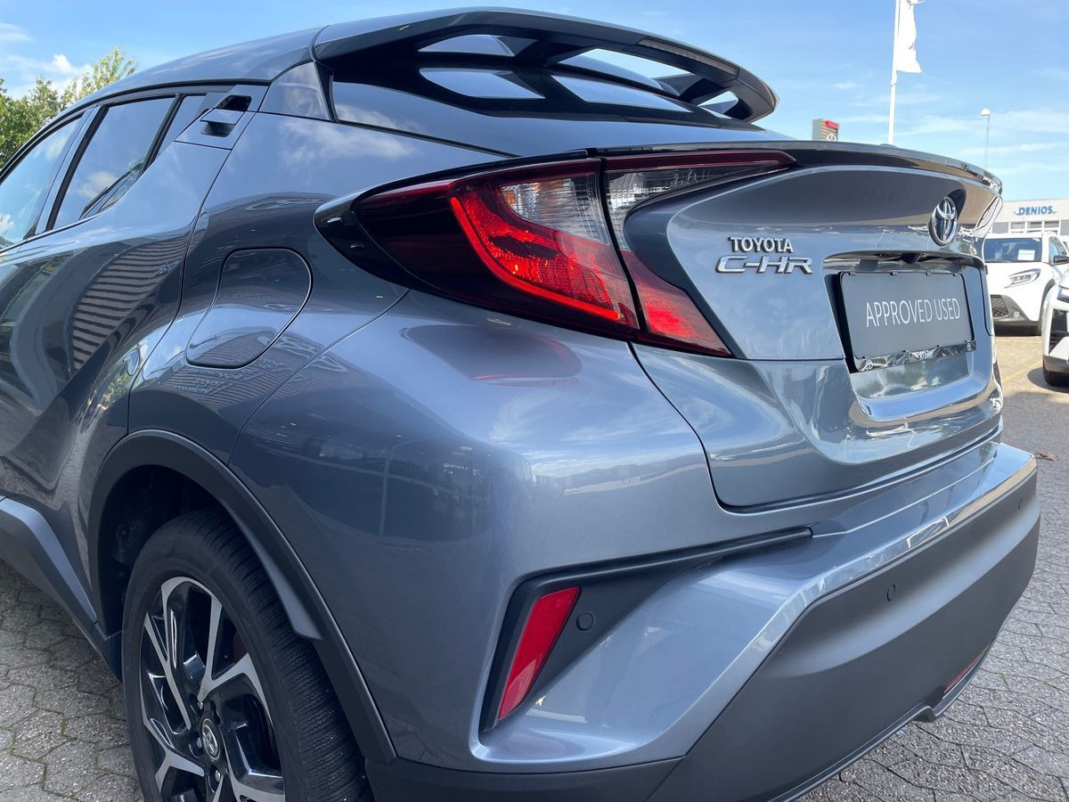 Grå Toyota C-HR fra 2022
