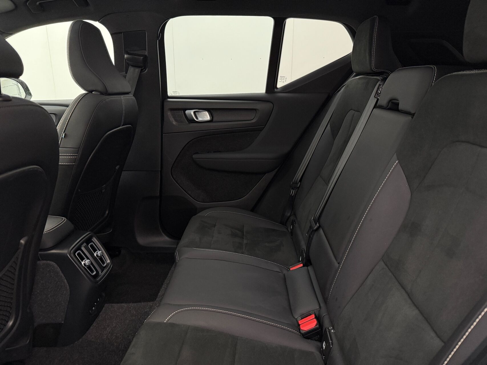 Hvid Volvo XC40 fra 2023