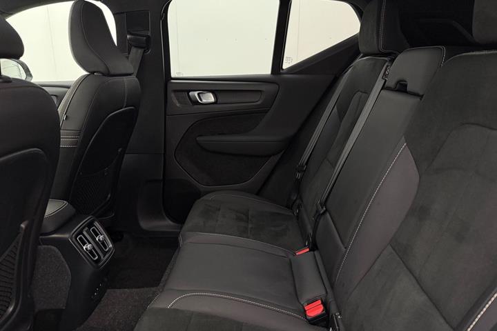 Hvid Volvo XC40 fra 2023