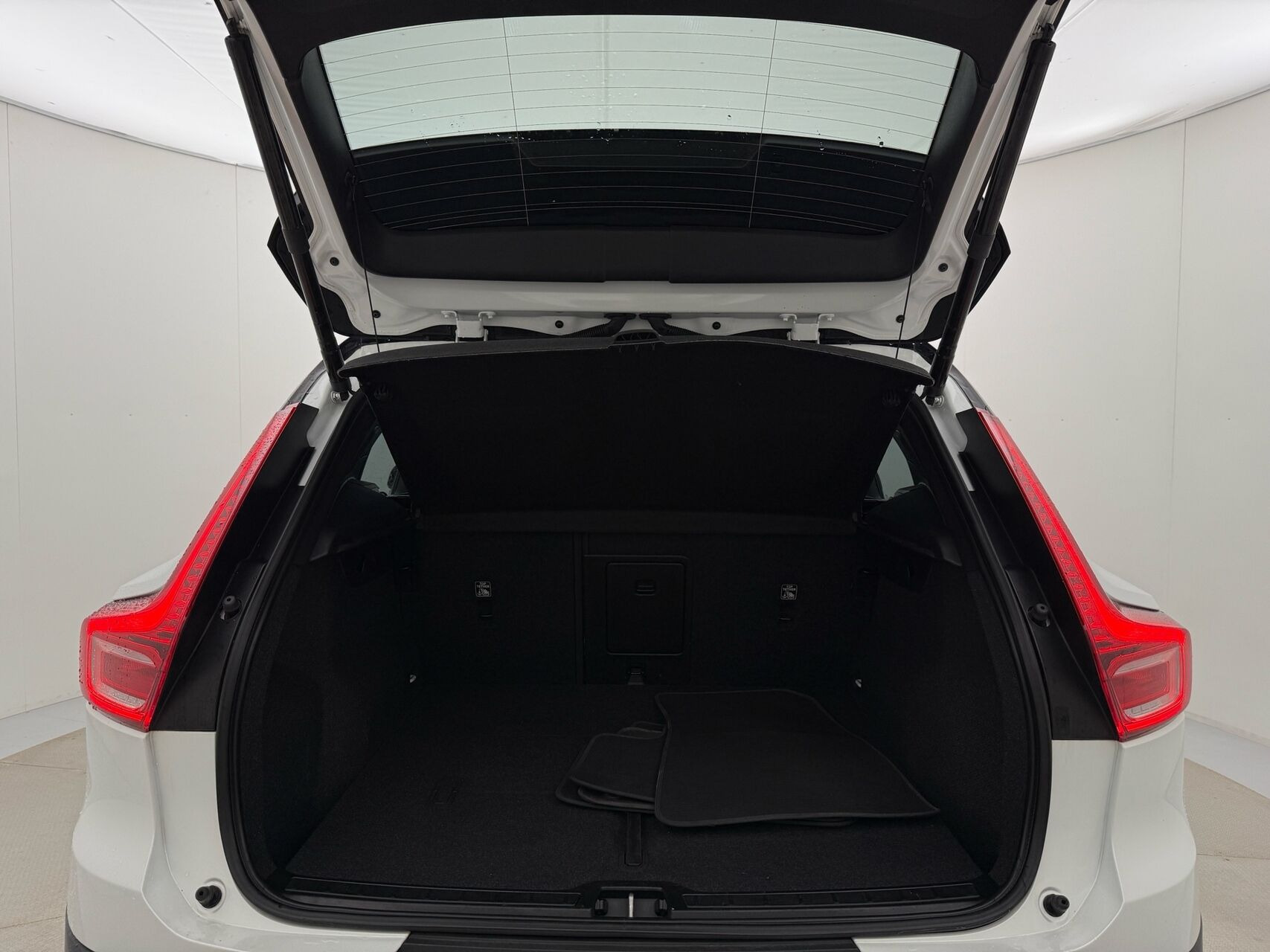 Hvid Volvo XC40 fra 2023