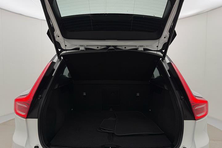 Hvid Volvo XC40 fra 2023