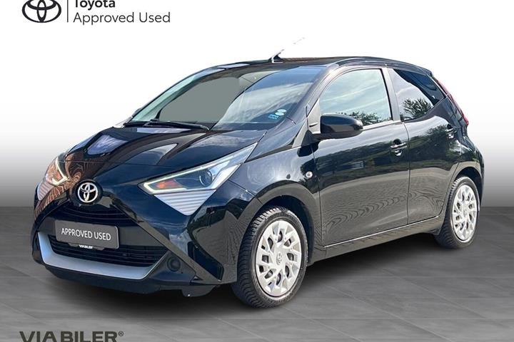 Sort Toyota Aygo fra 2020 set udefra