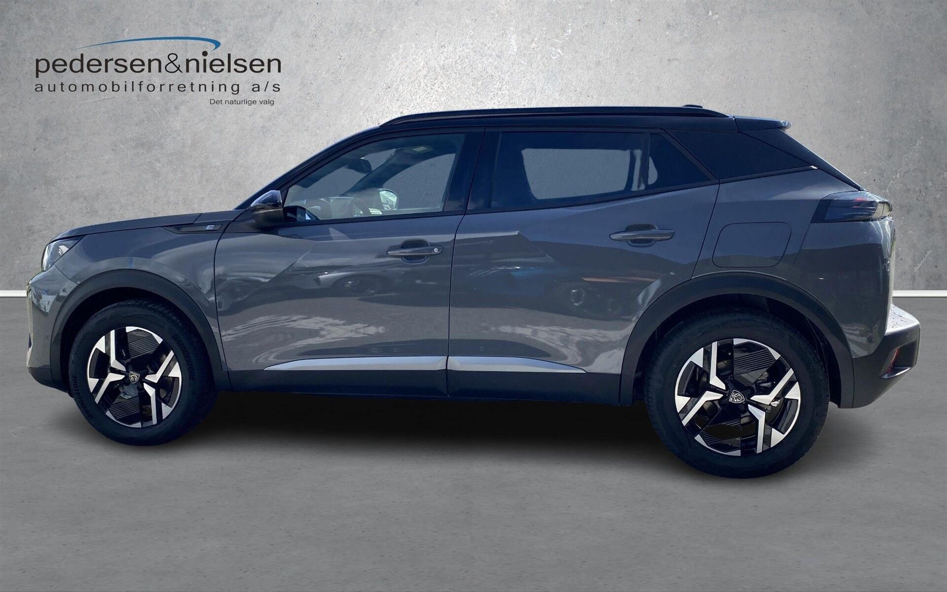 Grå Peugeot e-2008 fra 2026