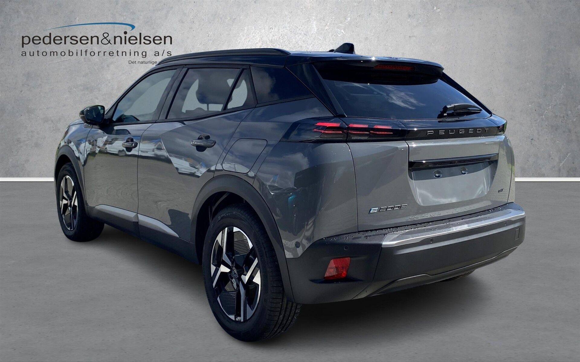 Grå Peugeot e-2008 fra 2026