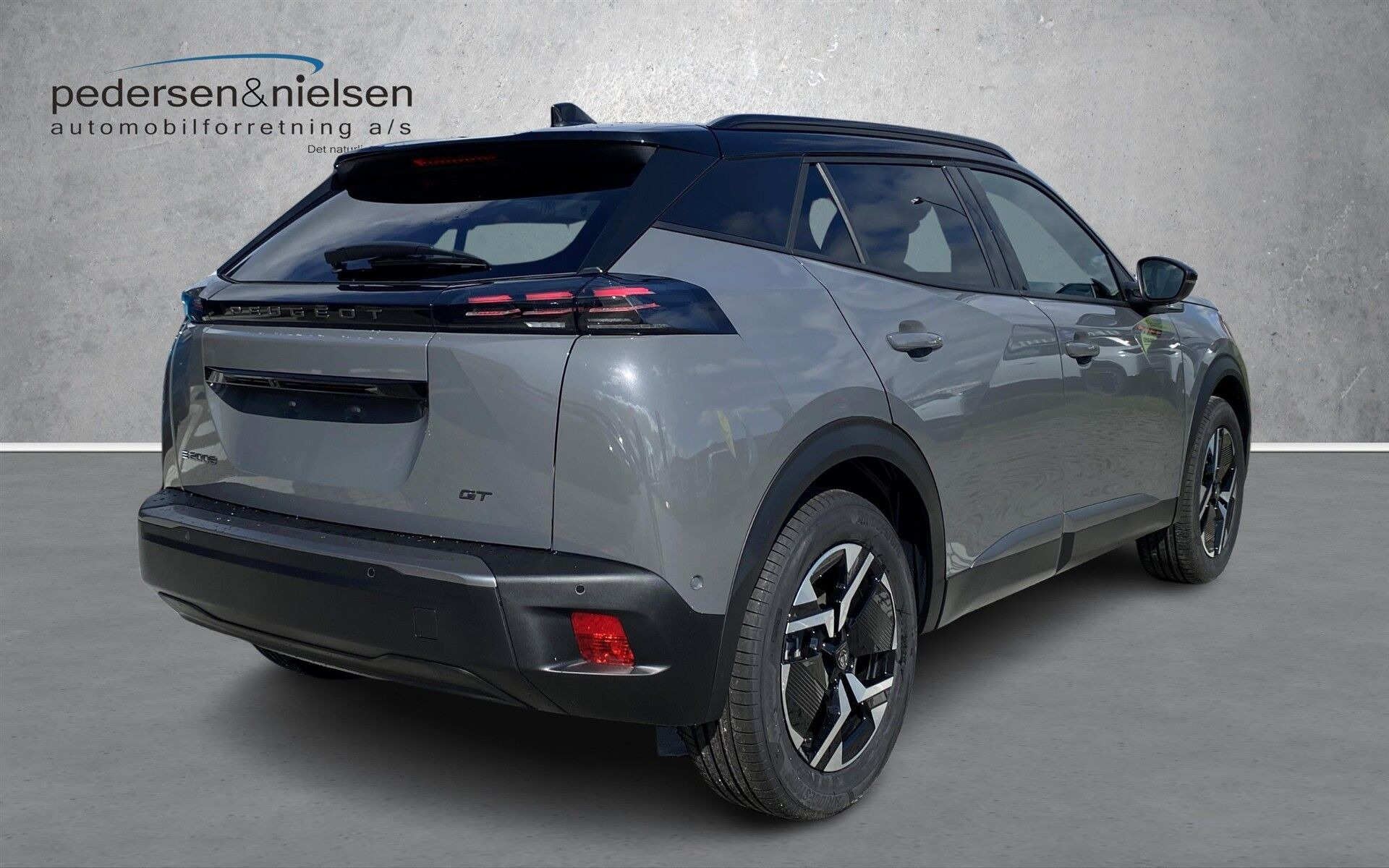 Grå Peugeot e-2008 fra 2026
