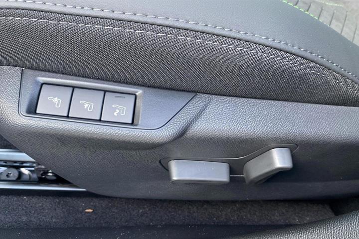 Grå Peugeot e-2008 fra 2026
