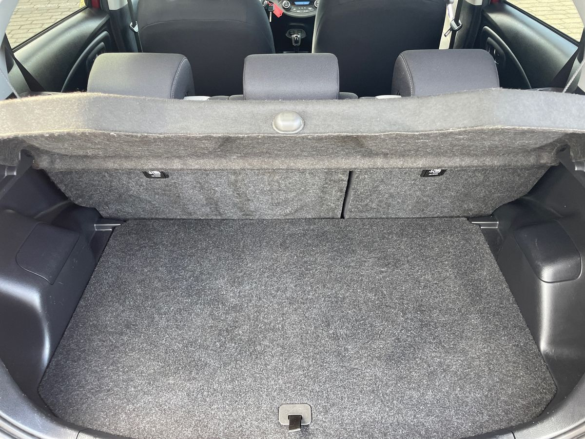 Rød Toyota Yaris fra 2017