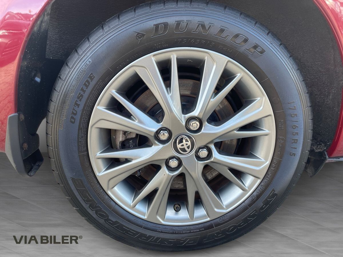 Rød Toyota Yaris fra 2017