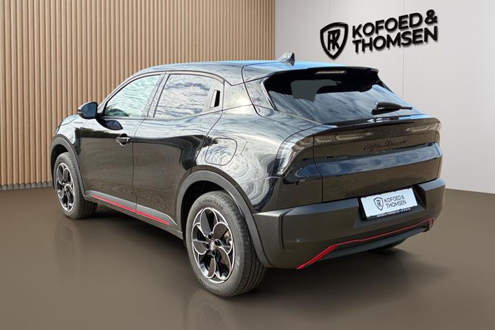 Sort Alfa Romeo Junior fra 2025