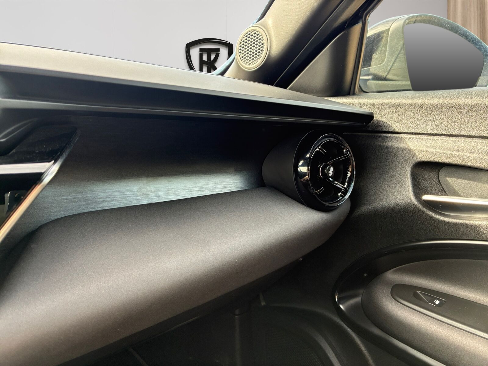 Sort Alfa Romeo Junior fra 2025