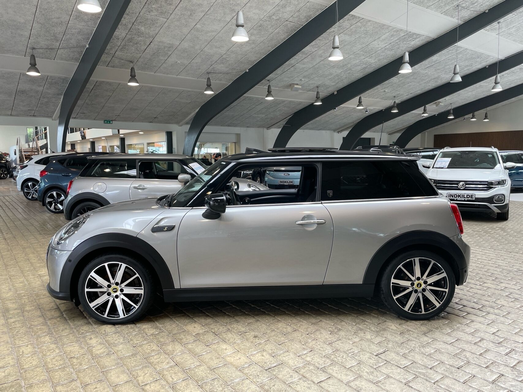 Sølv Mini Cooper fra 2023