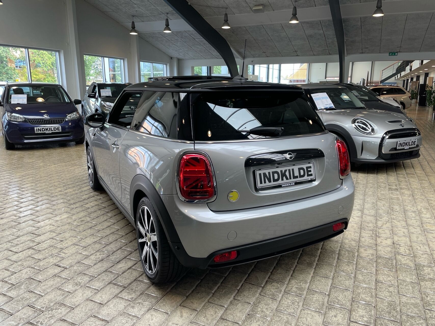 Sølv Mini Cooper fra 2023