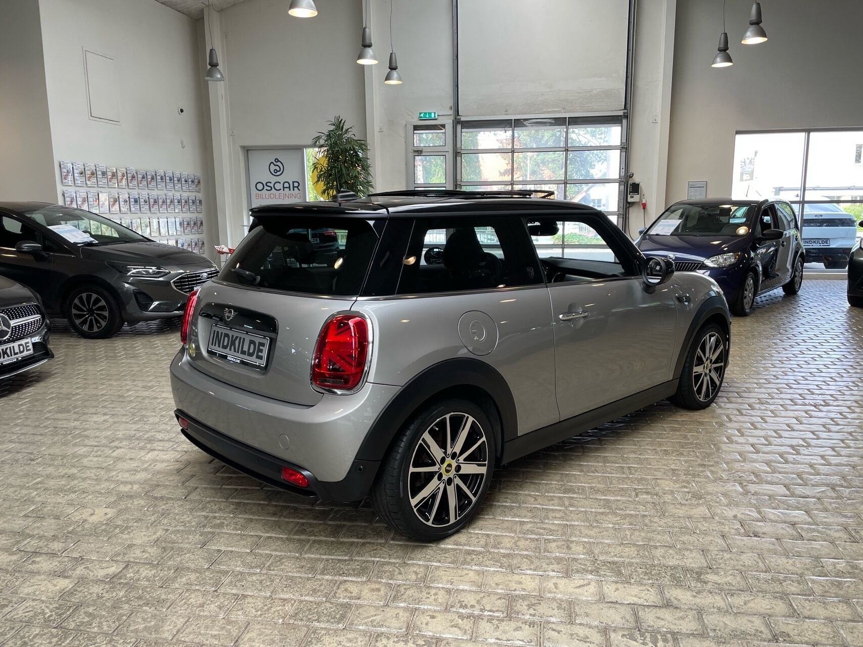 Sølv Mini Cooper fra 2023
