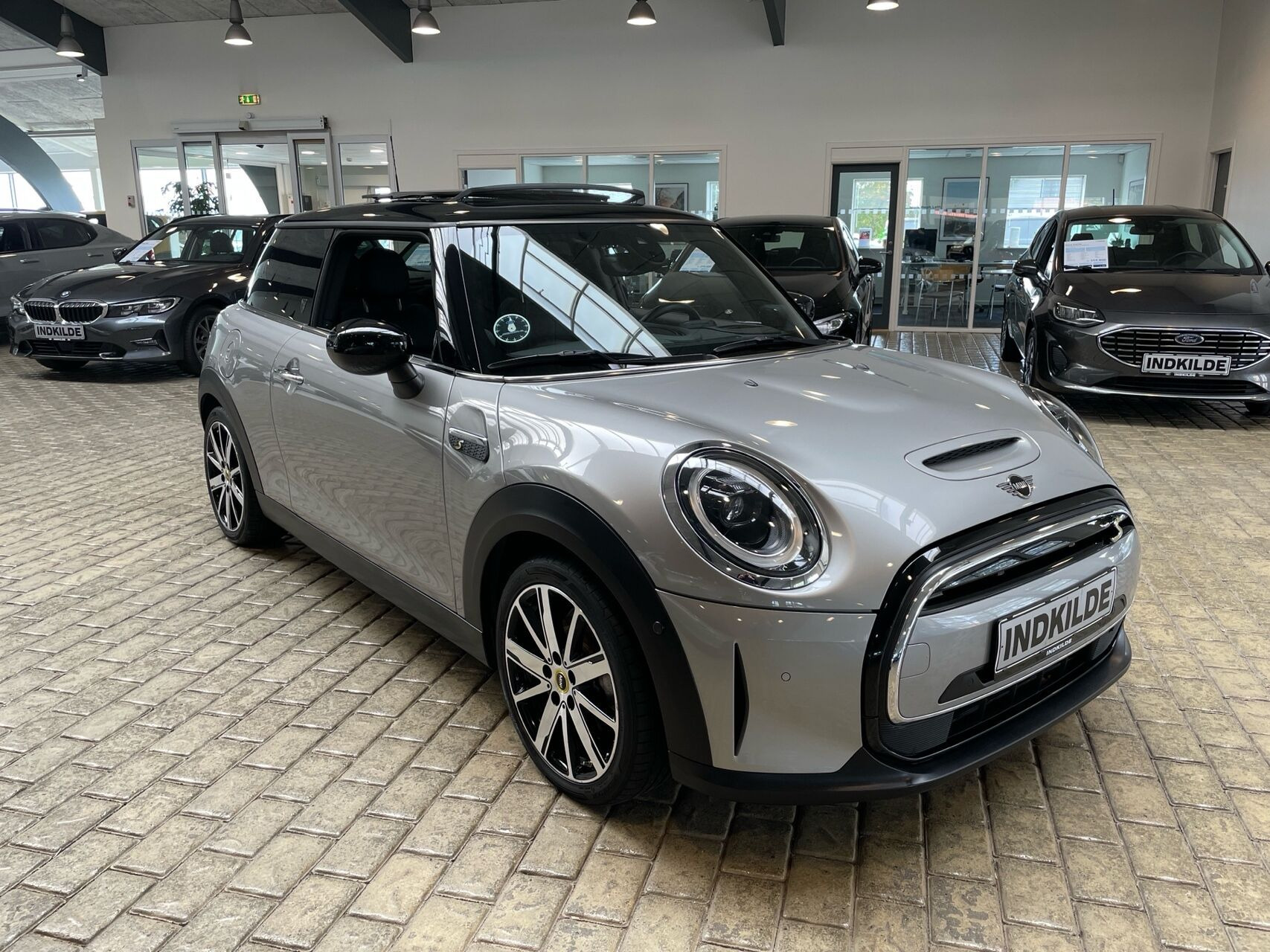 Sølv Mini Cooper fra 2023