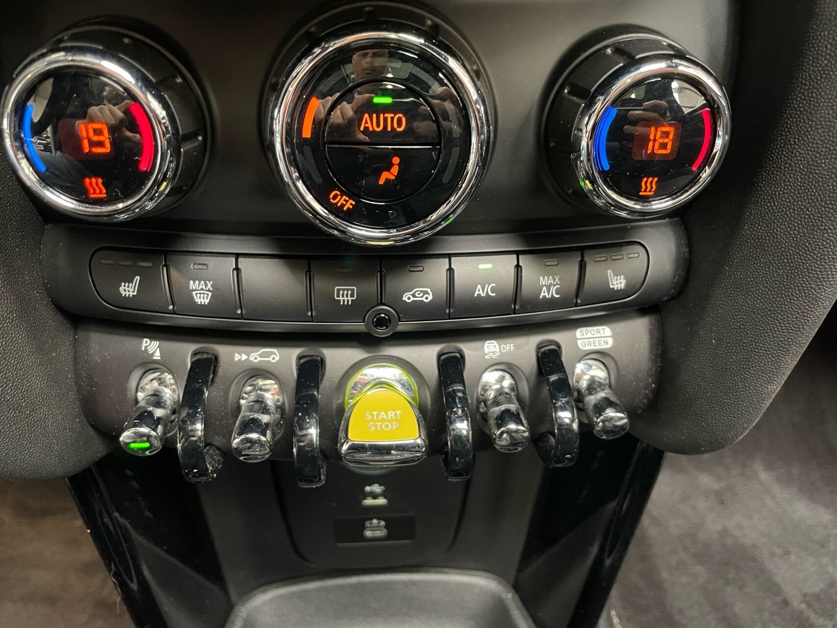 Sølv Mini Cooper fra 2023