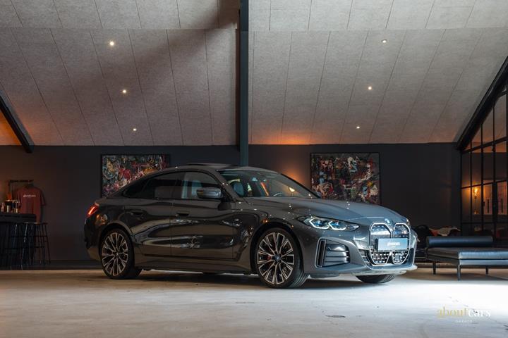 Grå BMW i4 fra 2023