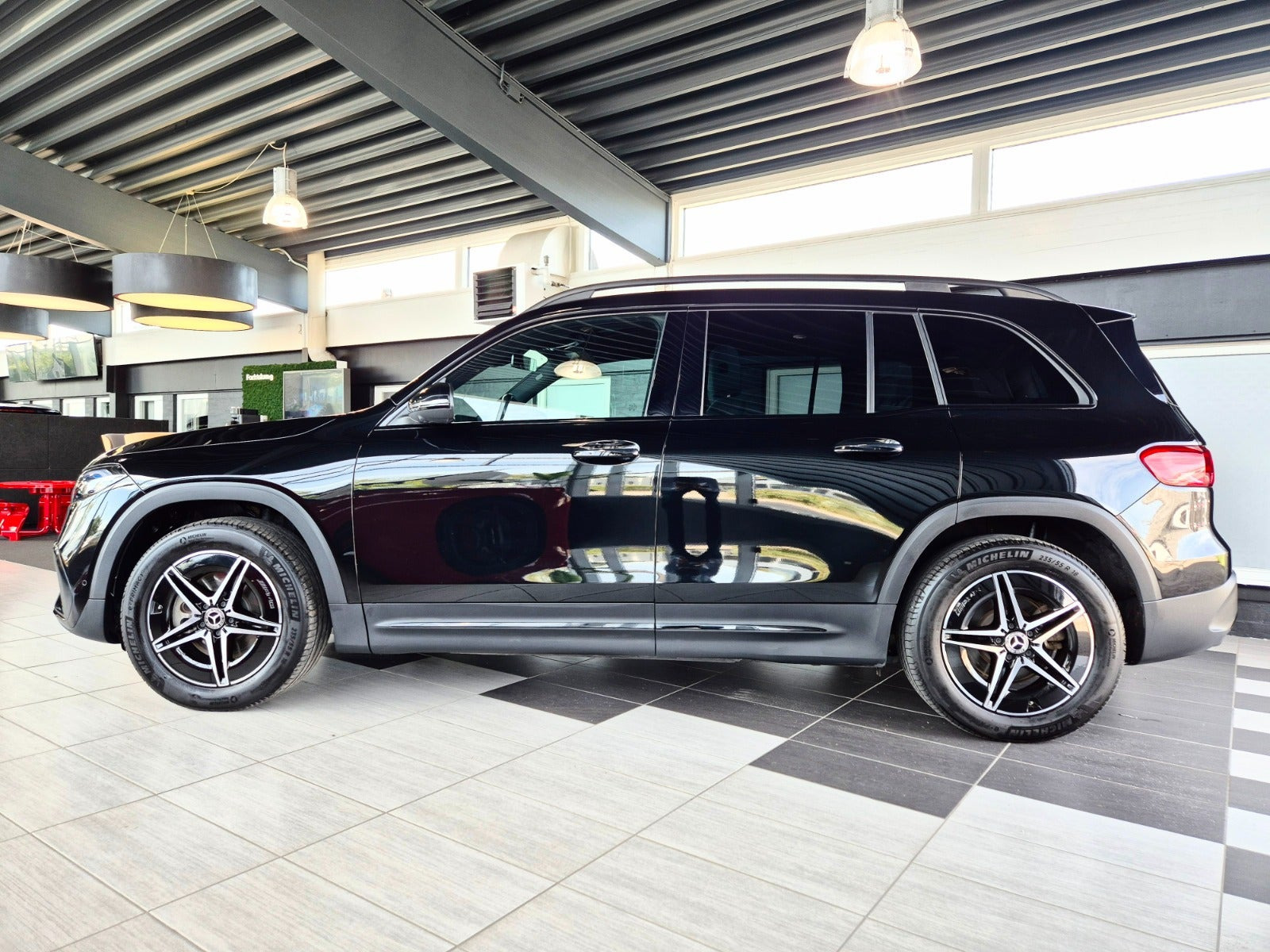 Sort Mercedes EQB250+ fra 2025