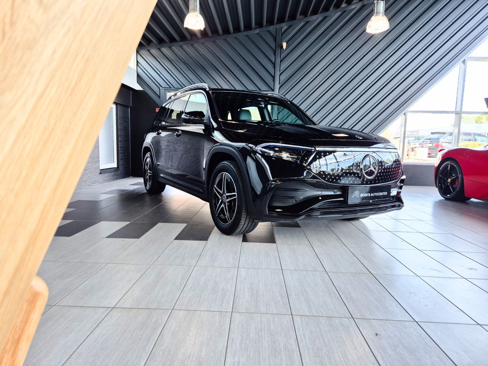 Sort Mercedes EQB250+ fra 2025