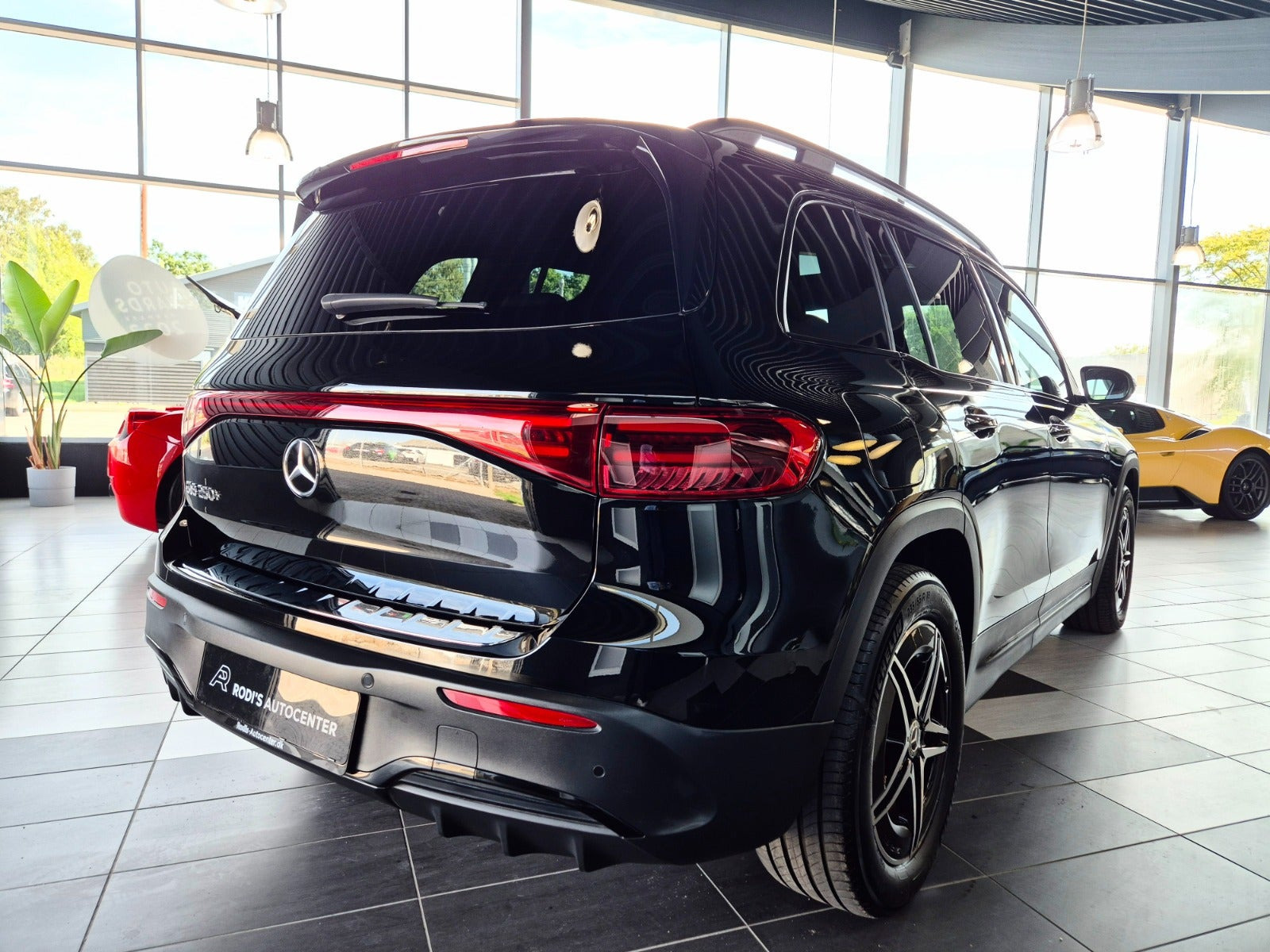 Sort Mercedes EQB250+ fra 2025