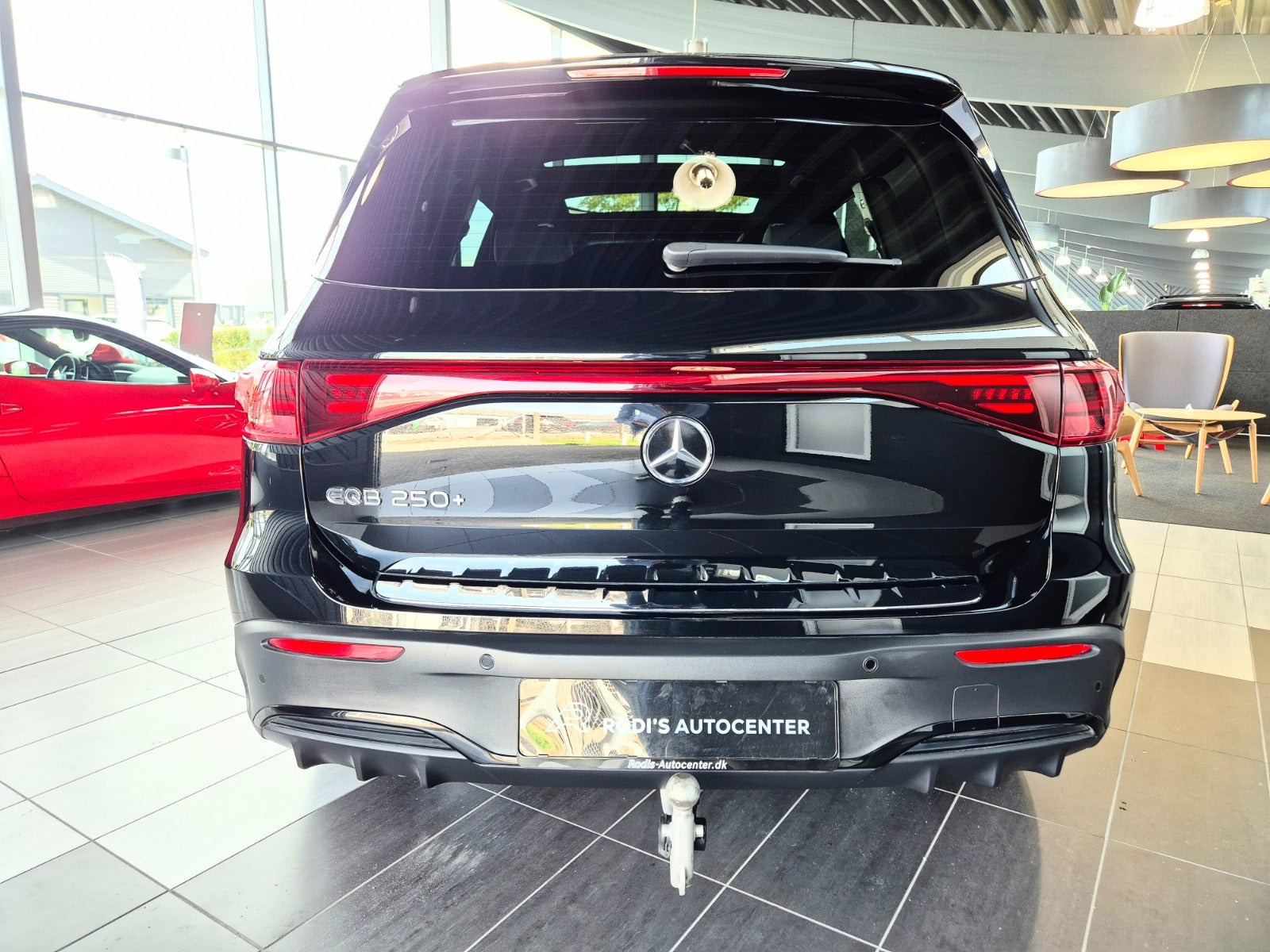 Sort Mercedes EQB250+ fra 2025
