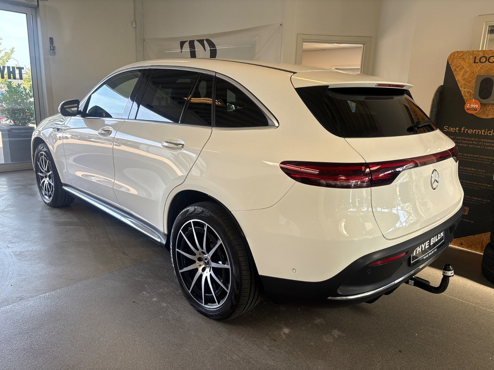 Hvid Mercedes EQC400 fra 2020