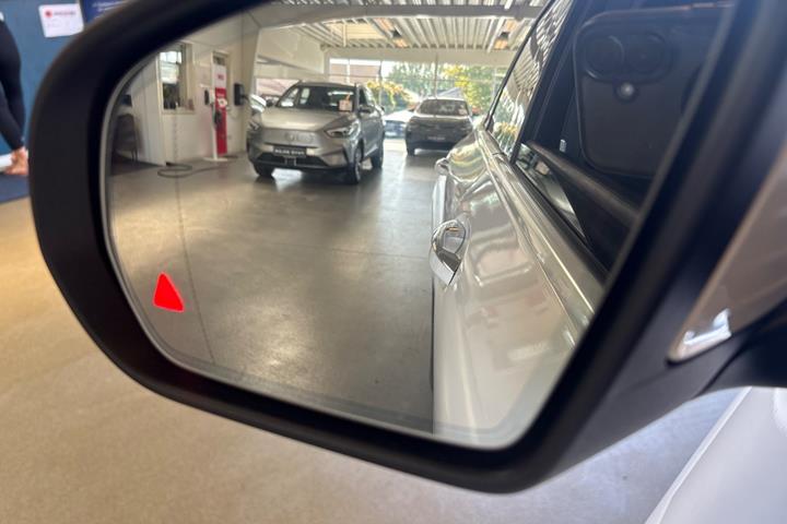 Hvid Mercedes EQC400 fra 2020